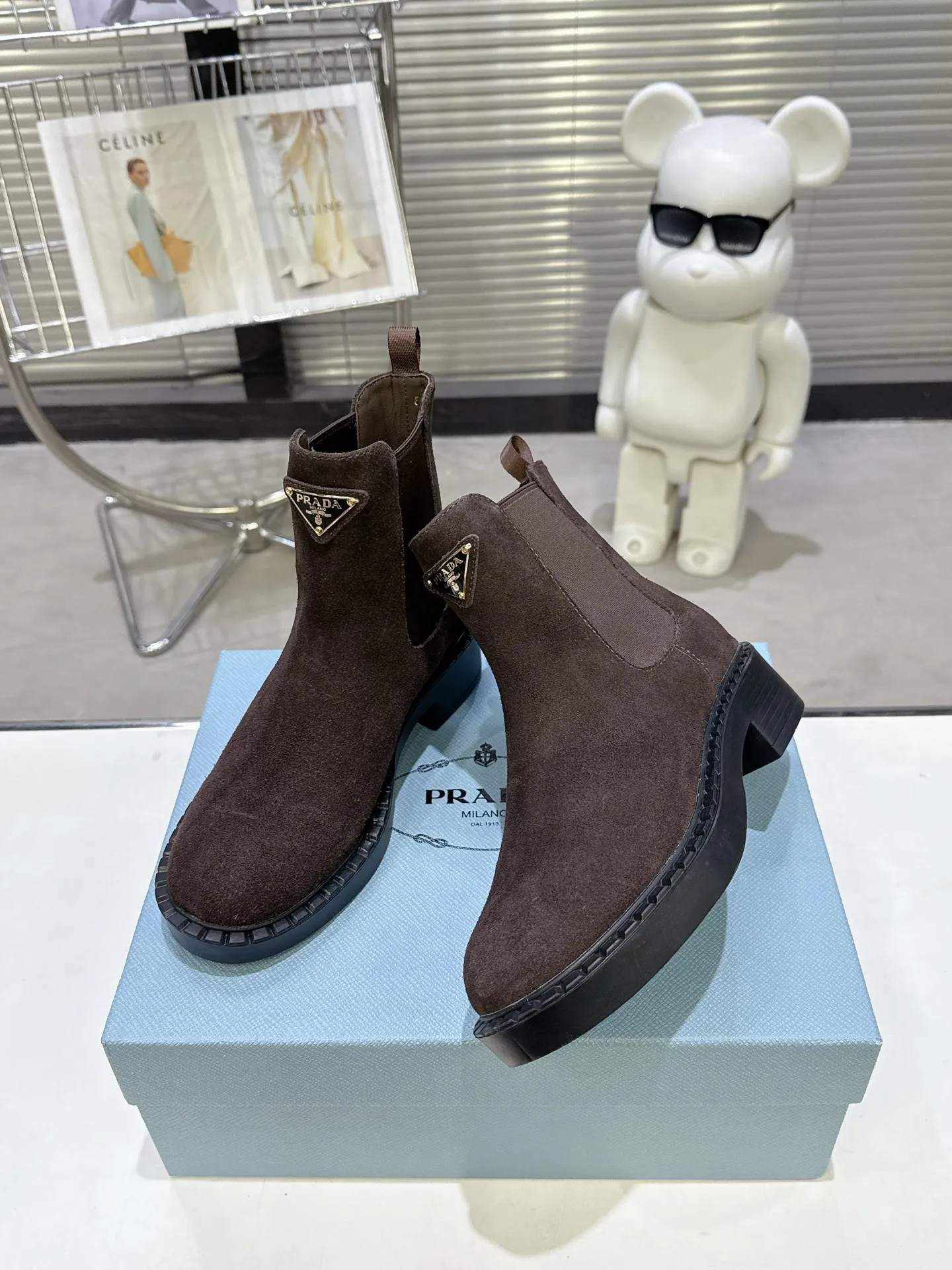 👟👟Ex-factory price 600👟👟 Prada thick-soled retro Martin boots. Elastic elastic, classic thick soles, with triangular buckle. Simple, elegant, fashionable and versatile. Fabric cowhide, open edge beaded cowhide. The lining is made of soft and delicate sheepskin, and the foot feels comfortable. The rubber mold is non-slip and lightweight. Original package sole. Standard size: 35-40. Order 41